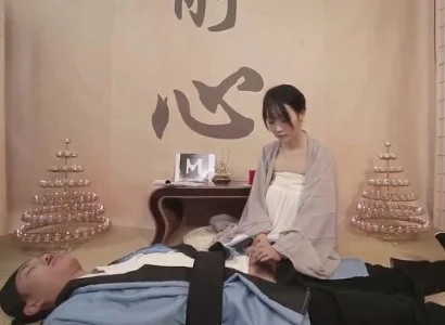 Nữ tu xinh nhìn thấy vị đạo sĩ bị thương