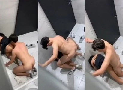 Hai người trong WC quán bar quan hệ với nhau trong WC