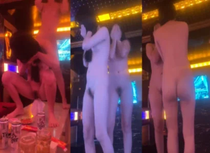 Cô bạn tạo nên tiết mục thoát y cuồng dâm trong quán karaoke
